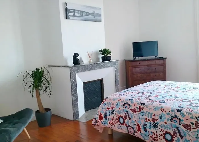 Le Puits De Jussens Pensión